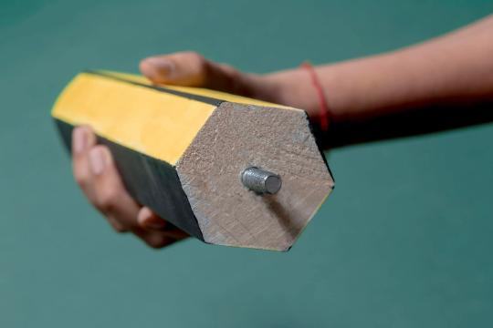 Gamba a forma di matita in legno dipinto a mano, in lavorazione