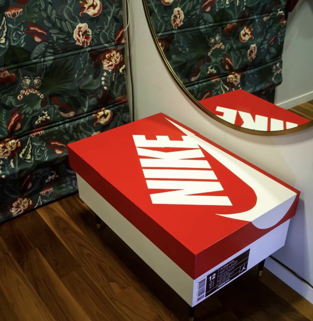 Scarpiera in legno a forma di scatola da scarpe rossa e bianca con gambe nere e oro