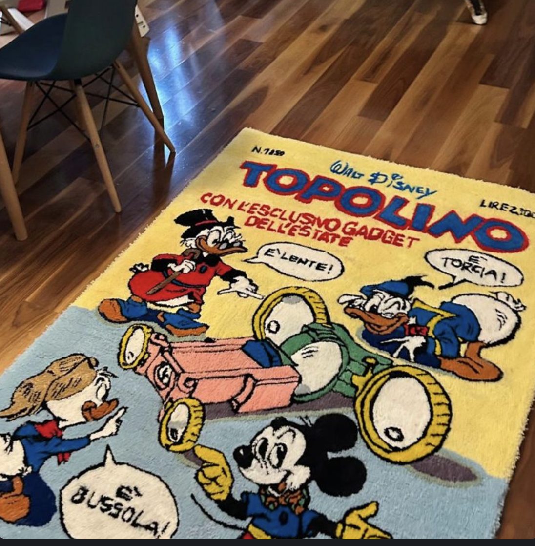 Tappeto Fumetto in tufting steso sul parquet, fatto a mano da HATEWOODLAB