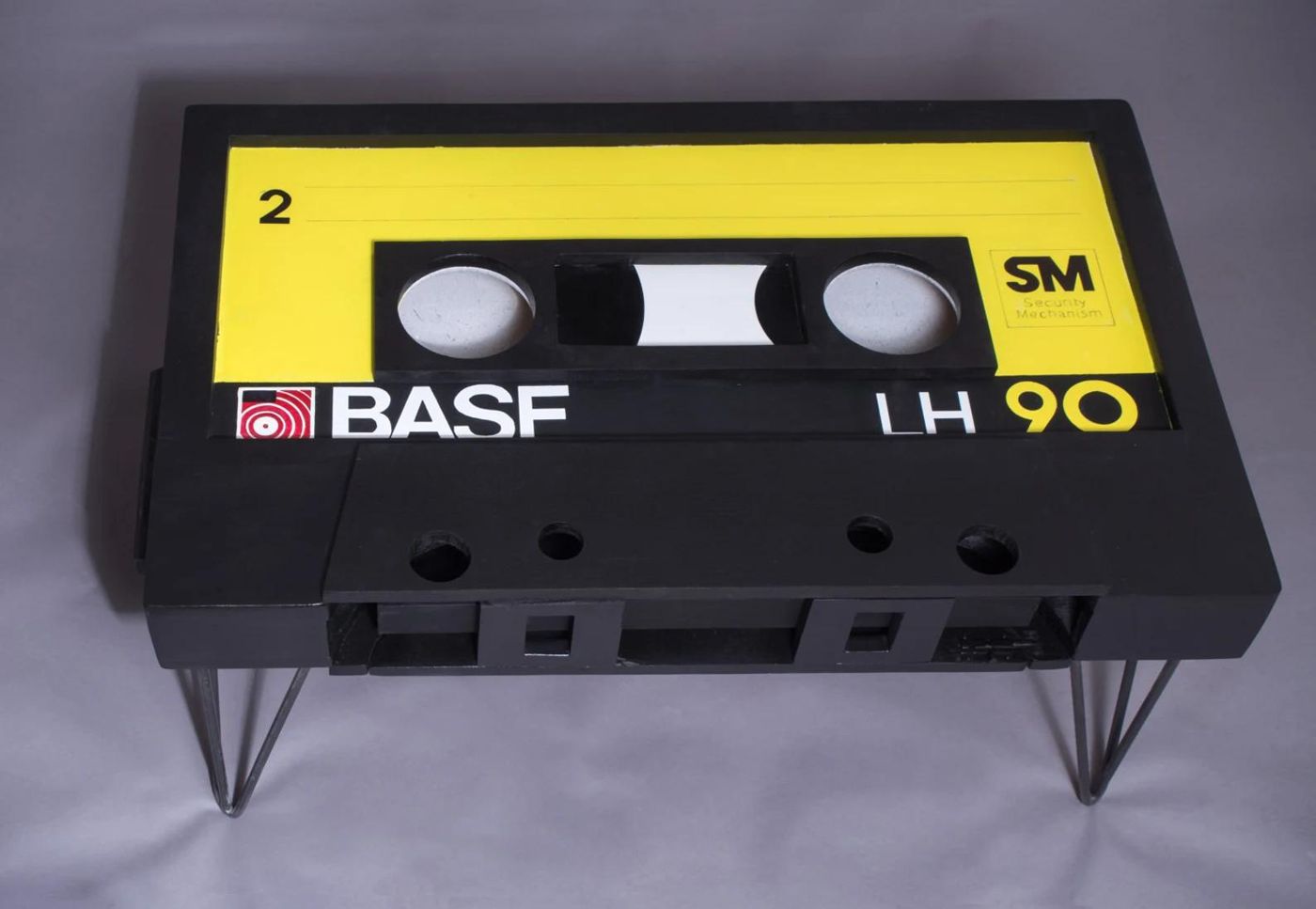 Tavolino HATEWOODLAB a forma di musicassetta BASF gialla e nera in scala 1:10